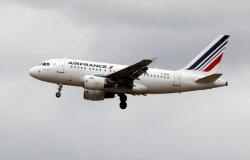 „Ich dachte, das Flugzeug würde explodieren“: Passagiere eines Fluges von Los Angeles nach Paris stiegen nach einem „heißen Geruch“ aus