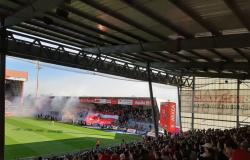 FUSSBALL Große Nacht in Europa in Brest? Eine Prozession von Fans erreicht das Stadion