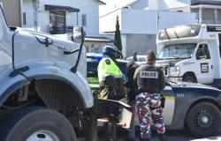 Zwei Verdächtige wurden auf frischer Tat ertappt und von Polizeibeamten der Sûreté du Québec festgenommen – Vingt55