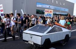Umweltschützer demonstrieren gegen Tesla-Fabrik bei Berlin
