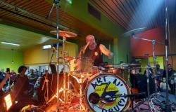 Der Schlagzeuger von Trust als Gaststar bei der Schulshow Art N’Drums in Vire Normandie