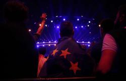 Beim Eurovision Song Contest die europäische Flagge der Zwietracht