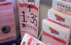 Die Eltern des milliardenschweren Lottogewinners wenden sich in einem hässlichen Streit gegen ihn