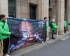 Klima: Greenpeace Waadt greift UBS an