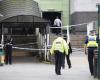 In Wales wurde ein Teenager wegen versuchten Mordes festgenommen, nachdem bei einem Angriff auf eine Schule drei Personen verletzt wurden