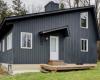 Ein hübsches skandinavisches Holzhaus zum Verkauf für 399.000 $ in Sutton