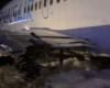 Ein Transair-Flugzeug verlässt bei der Landung die Landebahn, der Pilot wird verletzt (Video)