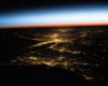 Sonnenuntergang und Lichter über dem Nordosten der USA