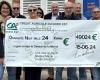 Solidaritätsbiker überreichen in Damery einen Scheck über fast 50.000 Euro an die Liga gegen den Krebs
