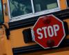 Von einem Schulbus angefahren, kommt ein sechsjähriger Junge ums Leben