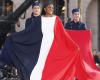 Marie-José Pérec schließt die Modenschau Vogue World: Paris stilvoll in einem blau-weiß-roten Kleid ab