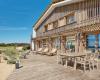 Zum Verkauf steht eine von einem Architekten entworfene Villa zwischen Dünen und Meer in Hossegor