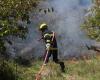 Spezialisierte Feuerwehrleute begrenzen die Ausbreitung von Flammen