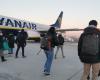 Passagiere saßen vier Stunden lang in einem Flugzeug am Flughafen Beauvais fest