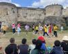 In Caen liefern fast hundert Studenten die Ergebnisse eines choreografischen Projekts am Fuße des Schlosses