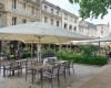 Weniger belebte Café-Terrassen in Niort mit wiederholten Regenfällen
