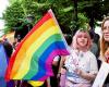 Zehntausende Menschen in Paris gegen Transphobie beim LGBTQ+ Pride March