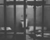 Ein Gefängniswärter wird bei einem sexuellen Akt mit einem Häftling ertappt. Das Video landet im Internet