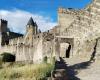 Woher kommen diese merkwürdigen Spuren in der Stadt Carcassonne? Besucher stellen Fragen