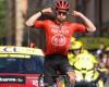 Tour de France: Kévin Vauquelin reckt in Bologna die Arme, Tadej Pogacar bereits in Gelb