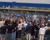 Zusammenkunft von 2.000 getunten Autos auf dem Ikea-Parkplatz in Hognoul