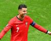 EM-Achtelfinale Portugal: Mit einem Dribbling bringt der Schiedsrichter Cristiano Ronaldo zum Lachen