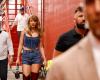 Taylor
      Swift
      beim
      Spiel
      der
      Kansas
      City
      Chiefs/Baltimore
      Ravens
      in
      roten
      Stiefeln