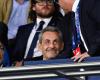 Nicolas Sarkozy greift Kylian Mbappé mit einem kleinen Tackling an