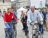 Vater und Tochter auf Fahrrädern