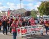 400 Menschen auf der Straße in Dieppe