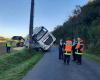 Ein Lastwagen kippt um und verliert seine gesamte Weizenladung