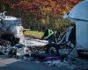 Ein Mann zwischen Leben und Tod nach einem Zusammenstoß zweier Sattelauflieger auf der A30