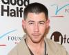 Von einem Laser angegriffen, flieht Nick Jonas während des Jonas Brothers-Konzerts von der Bühne