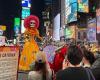 Das ikonische „Tag der Toten“-Skelett besucht den Times Square