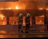 Deutschland: Ein Zug am Berliner Bahnhof fängt Feuer