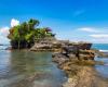 Bühne soll im Tanah Lot-Tempel auf Bali für kulturelle Shows für Touristen installiert werden