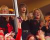 Taylor Swifts Mutter Andrea jubelt Travis Kelce in der „In My Chiefs Era“-Jacke zu