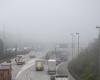 Die örtliche Vorschrift ist wieder gelb wegen Nebel, die Sicht auf der Straße ist eingeschränkt