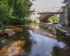 Die Schwelle der Brücke Pont de Gaz in Saint-André-le-Gaz