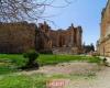 Israel greift das griechisch-katholische Viertel Baalbeck an, eine Rakete trifft einen Parkplatz in der Nähe historischer Ruinen