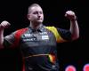 VIDEO. Dimitri Van den Bergh gewinnt das erste Match beim Grand Slam of Darts souverän, Mike De Decker fällt sofort