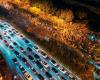 In China blockiert ein Meer von Studenten auf Fahrrädern die Straßen, um Baos einzusammeln