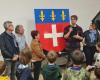 Schulkinder von Saint-Pastour bauen das Wappen der Stadt aus Lego