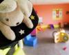 Während des Kinderschlafs brennt mitten am Nachmittag ein Kinderzimmer