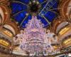 Einweihung der Fenster und des Weihnachtsbaums in den Galeries Lafayette 2024 mit Vianney in der Vitrine