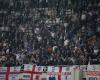 Englische Fans werden am Rande des Griechenland-England-Spiels misshandelt, der englische Verband wird eine Untersuchung einleiten (Fuß)