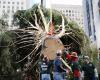 Der berühmte riesige Weihnachtsbaum im New Yorker Rockefeller Center ist angekommen