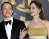 Angelina Jolie betritt mit ihrem Sohn Knox Jolie-Pitt den roten Teppich bei den Governors Awards 2024