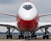 Ein ungewöhnliches Flugzeug stoppt am Flughafen Toulouse