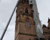 Nach der Jungfrau steigen der Campanile und die Glocke vom Glockenturm der Kathedrale von Rodez herab